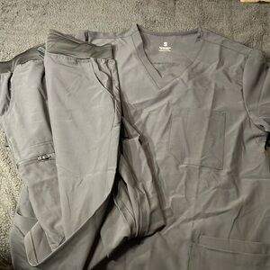 Men’s NWT Amazon essentials scrubs SM